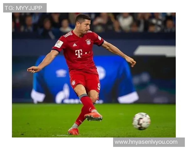 莱万:绿茵风暴中的统治者 莱万:绿茵风暴中的统治者