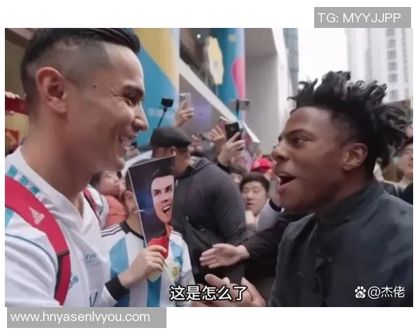 足球巨星惊喜亮相街头引发路人热烈欢呼互动场面温馨