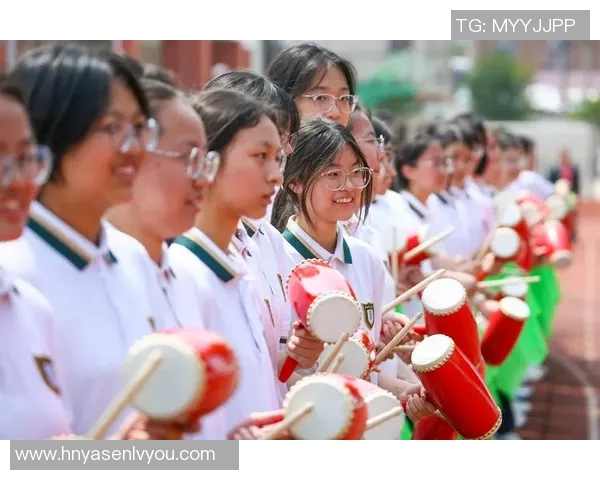 足球迷跨栏追球星为梦想奔跑彰显热血与执着